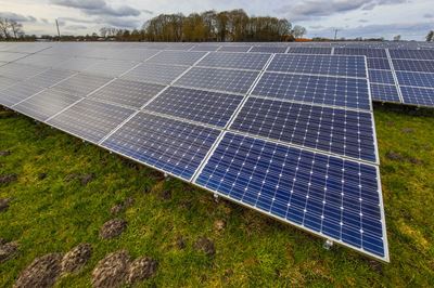 zonnepanelen veld