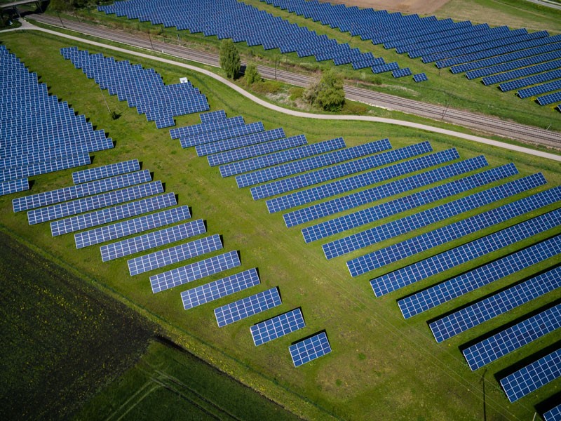 zonnepark in het veld