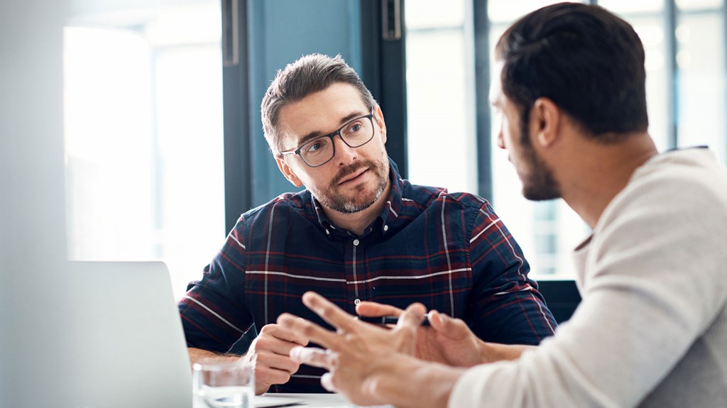 klantgesprek tussen twee mannen