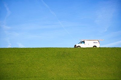 bedrijfsauto in landschap