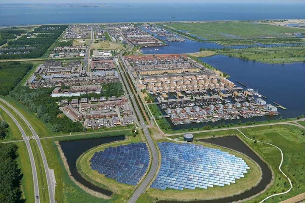 luchtfoto duurzame stad met zonnepark