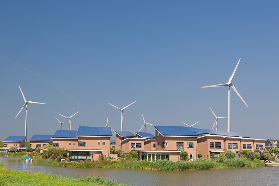 nieuwbouw met windmolens en PV panelen