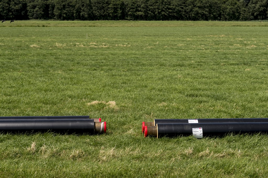 warmtenetleidingen in een veld