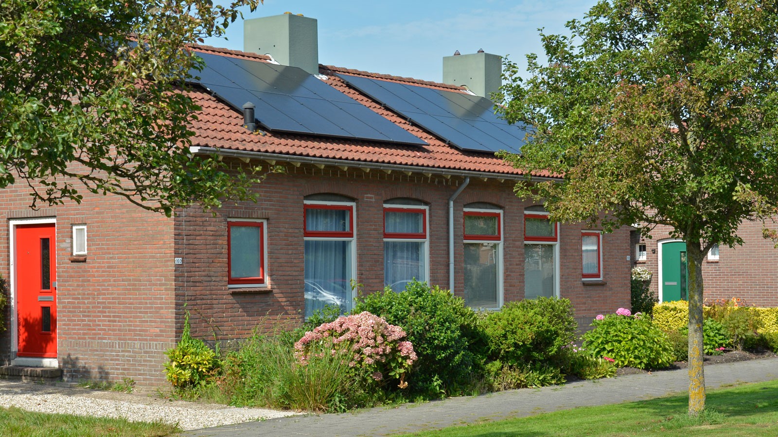 rij huizen met zonnepanelen
