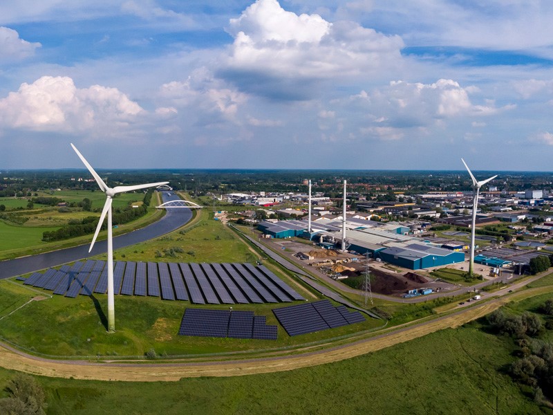 iStock-1323852988-zonnepanelen-windmolen